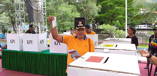 Wakil Walikota Jayapura IR H Rustan Saru, MM Lakukan Simulasi Pemungutan Suara Di Taman Imbi